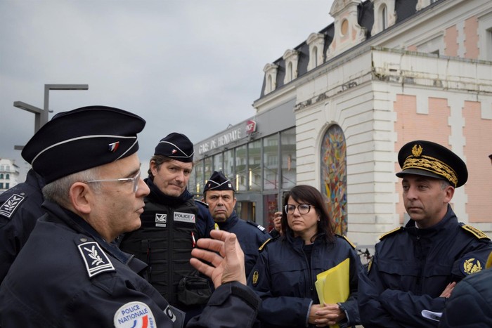 Hendaiako PAF mugako poliziaren egoitzan bi etorkin 18 ordu inguruz legez kanpo atxiki dituzte