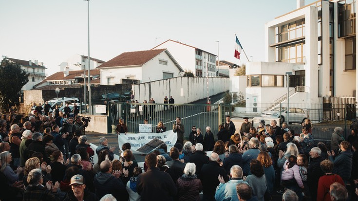 Hendaiako komisaldegira deitu dituzte zazpi lagun, migranteak laguntzea leporaturik