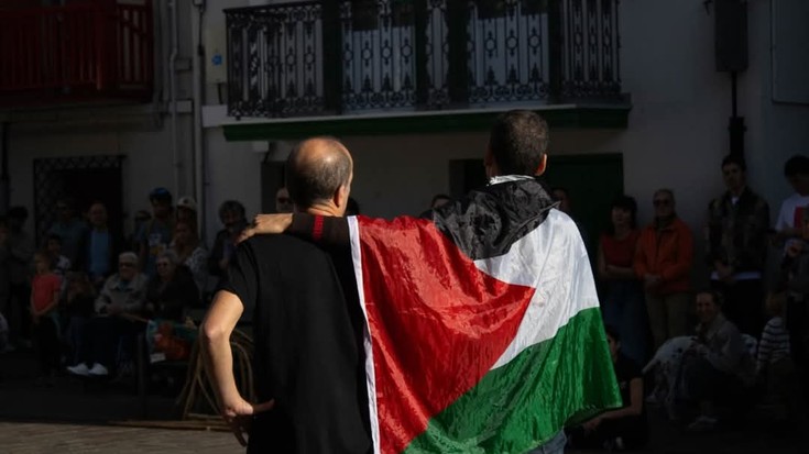 Palestinar herriarekin besarkada bat Hondarribian dantzan