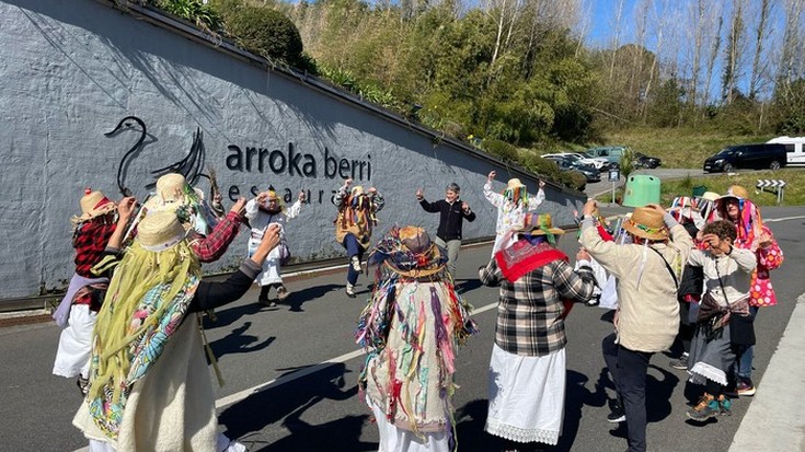 Hondarribiko mairuek izpiritu txarrak erratzaz eta dantzaz uxatuko dituzte larunbatean baserriz baserri