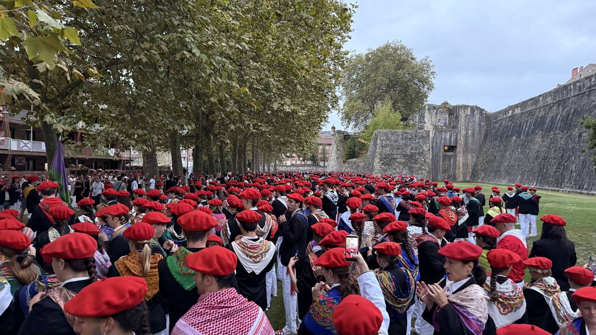 Elkar ezin ikusita oraindik, baina alardean espaloiaz aldatzen doa herria