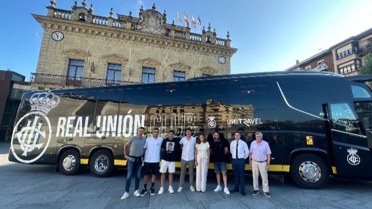 Real Unionek autobus ‘txuribeltz’ ofiziala estreinatu du 