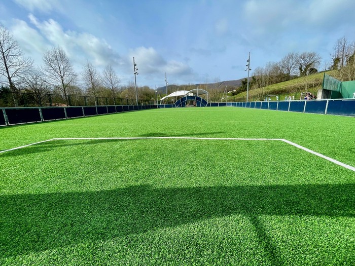 Amuteko kirol guneko futbol zelaiaren belar artifiziala berritu dute