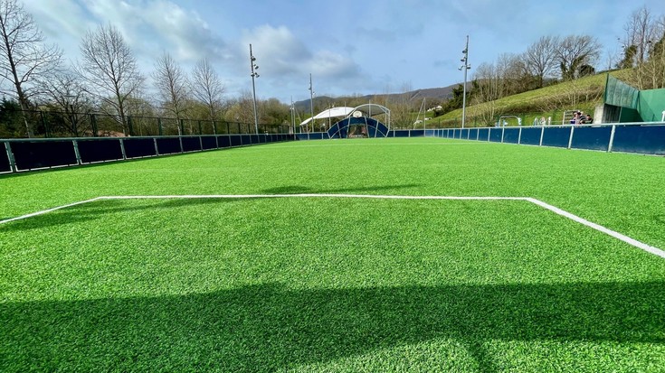 Amuteko kirol guneko futbol zelaiaren belar artifiziala berritu dute