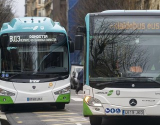 Amute-Kostak bide instituzionala jorratzen duen bitartean, Hondarribian sinadura bilketa hasi dute Ekialdebus zerbitzu duina lortzeko