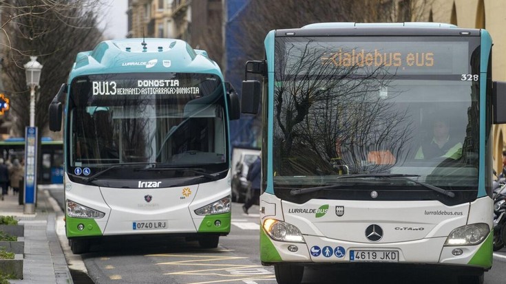 Amute-Kostak bide instituzionala jorratzen duen bitartean, Hondarribian sinadura bilketa hasi dute Ekialdebus zerbitzu duina lortzeko