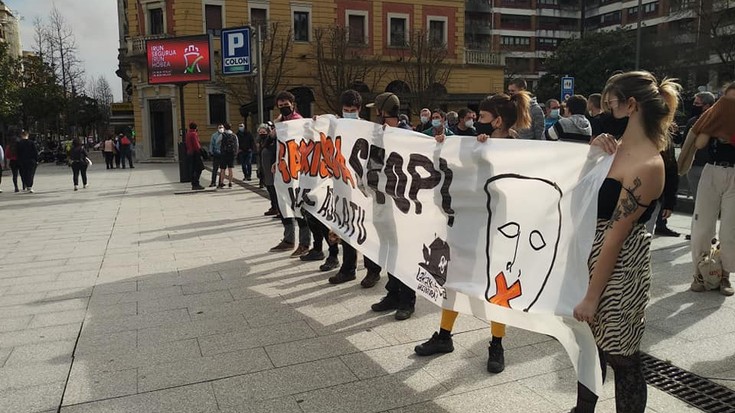 Pablo Hasel kantaria eta adierazpen askatasunaren aldeko elgarretaratzea Irunen