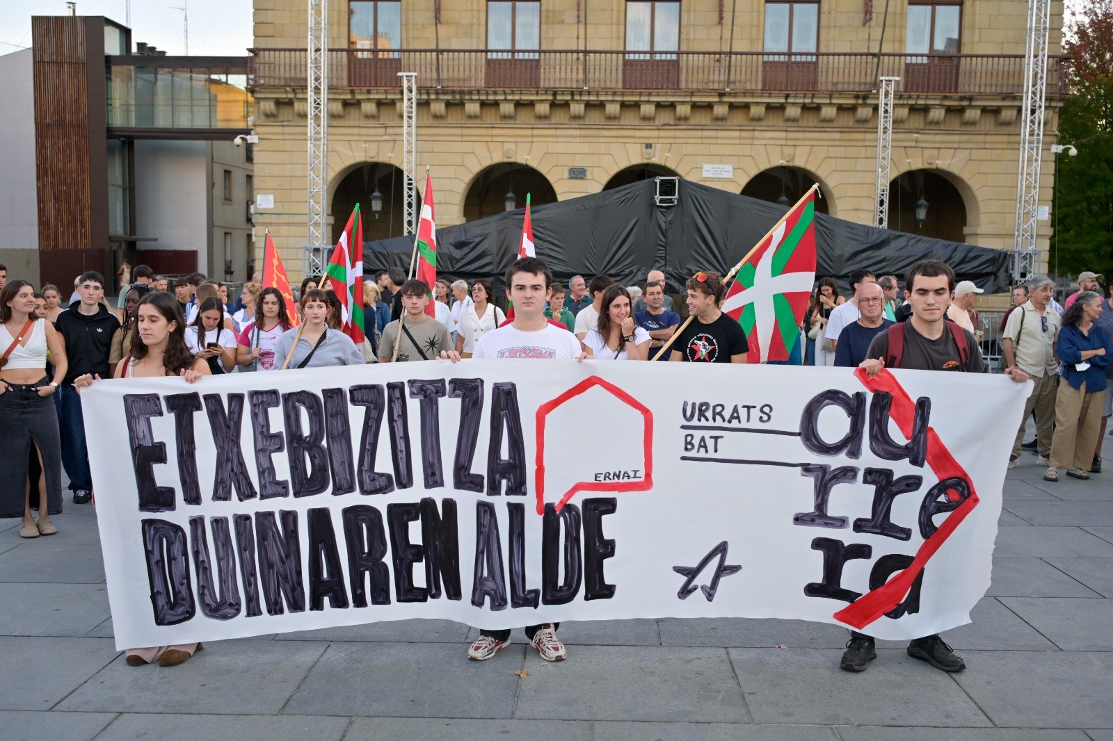 Etxebizitza duinaren aldeko eta ultraeskuinaren aurkako aldarria kalera atera da Irunen