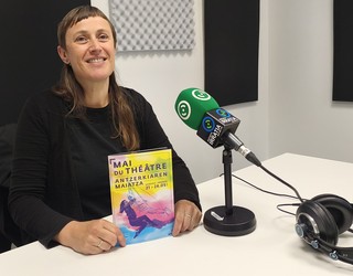 Aurelie Pousset: «Gauza ederra da arte eszenikoak kalean jendeari erakustea, 40 urtez filosofia hori atxiki du Antzerkiaren Maiatzak Hendaian»