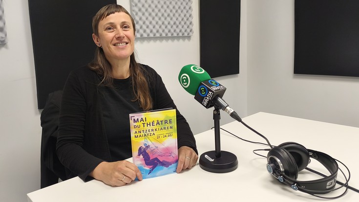 Aurelie Pousset: «Gauza ederra da arte eszenikoak kalean jendeari erakustea, 40 urtez filosofia hori atxiki du Antzerkiaren Maiatzak Hendaian»
