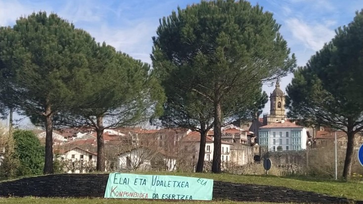 Hauteskunde kanpainak ez du Hondarribian lore apaingarrietarako emango