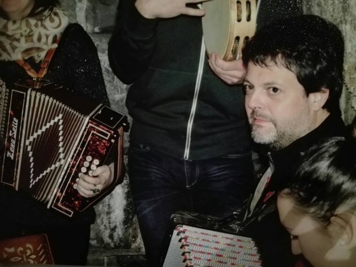 Ketxus Ponce euskaltzale hondarribiarra izan da iazko sagarrekin ekoitzitako sagardo berria probatzen lehena
