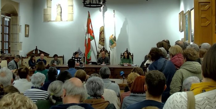 Hondarribiko berdintasun mahaiko hainbat kidek poza erakutsi dute Berdintasun Planagatik, eta oposizioaren jarrera “gaitzetsi” dute