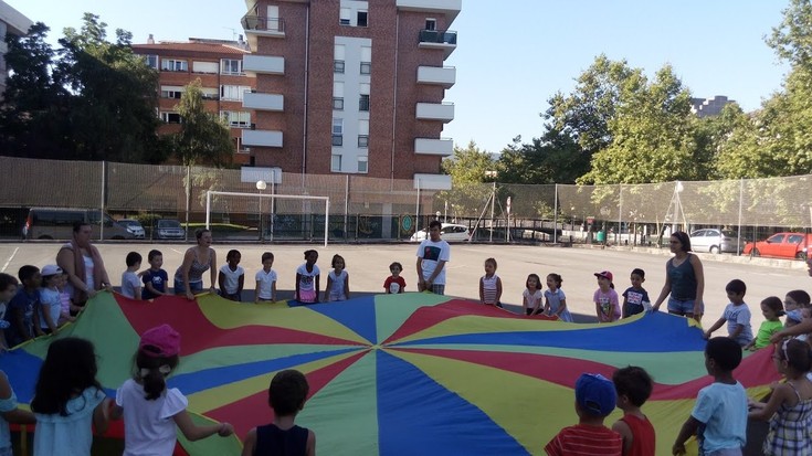 Solas Jolas programan behar bereziko umeentzako plaza gehiago eta jangela zerbitzua eskatu du Podemos Irunek
