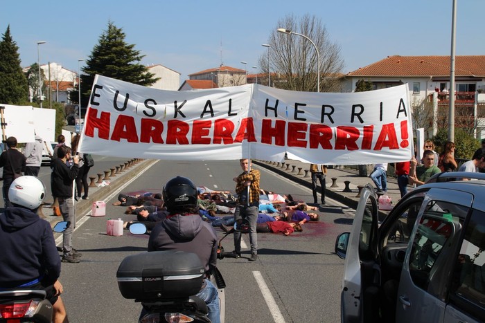 Zubia bloketaturik, "Harrera herri" baten alde