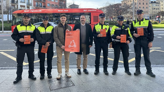 Patinete elektrikoen araudi aldaketaz eta betebeharretaz informatzeko kanpaina martxan jarri dute Irunen