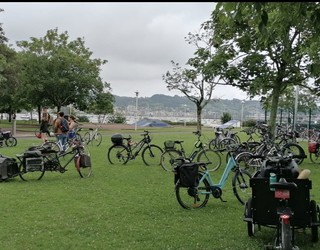 Bizikleta eta oinezkoen segurtasuna hobetzeko konpromisoa galdegin die Hendaia Vélok hautagaiei