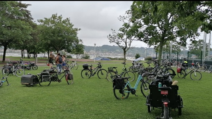 Bizikleta eta oinezkoen segurtasuna hobetzeko konpromisoa galdegin die Hendaia Vélok hauteskundeetako hautagaiei