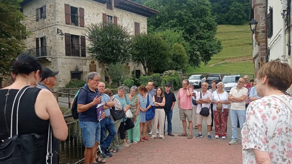 Gerra Zibilaren lehen egunak berpiztu zituzten Beran Fernando Mikelarena historialariarekin.