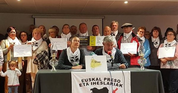 Dispertsioak sortzen dituen urraketak salatzeko, lanean segitzen du Etxeratek