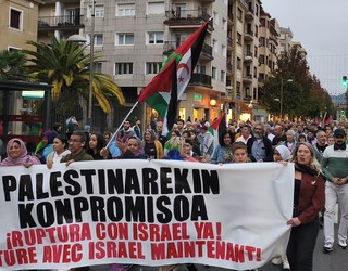 Atzo «genozidio sionistaren aurrean agintarien erantzun epela» salatu zuten Bidasoaldeko eta Bortzirietako kaleetan