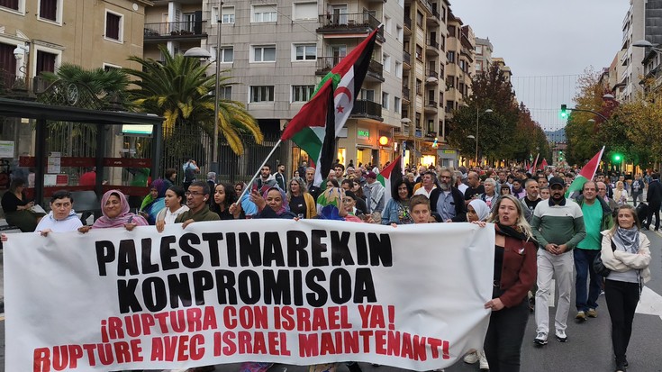 Atzo «genozidio sionistaren aurrean agintarien erantzun epela» salatu zuten Bidasoaldeko eta Bortzirietako kaleetan