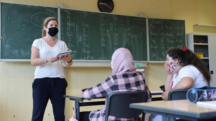 Ikasturte hasieran administrazioaren hutsegite larriak salatu ditu Irungo Hezkuntza Plazara plataformak 
