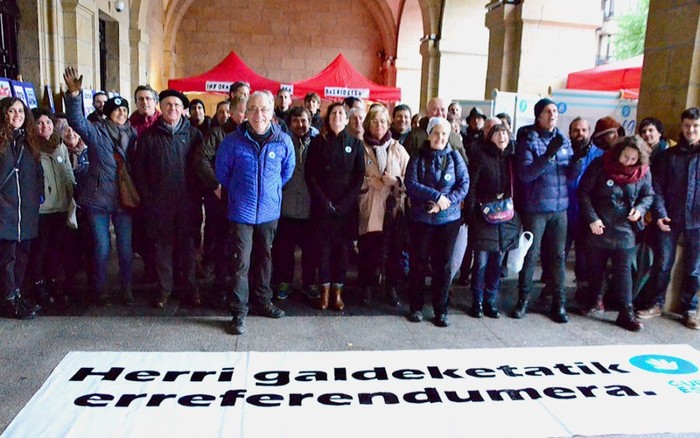 Urte bat betetzen da gaur Irundarrek "hitza hartu zutenetik". Aurrera begira jarri dira