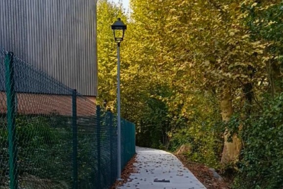 Eltzeta kalea eta Martxanpaita auzoa lotzen duen oinezko eta bizikleta bidea ireki dute Lesakan