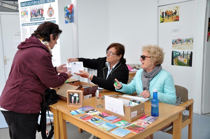 Puntalen ari dira Hondarribia-Katsikas Boluntario Taldeko zozketa erraldoiaren sariak banatzen