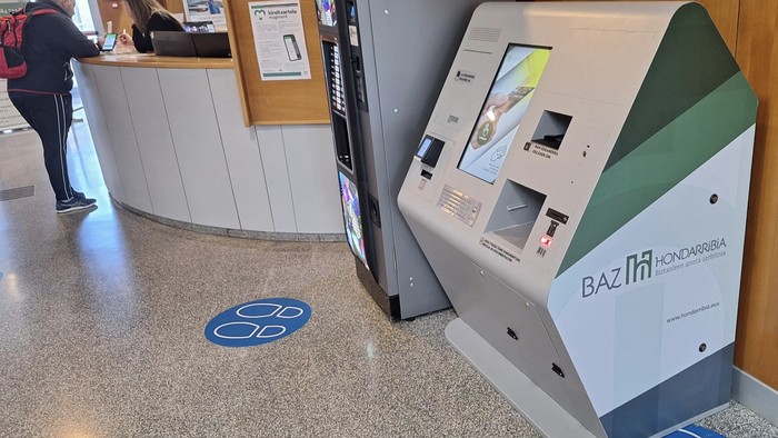 Autozerbitzu makinak jarri ditu Hondarribiko Udalak tramiteak norbere kaxa egin ahal izateko