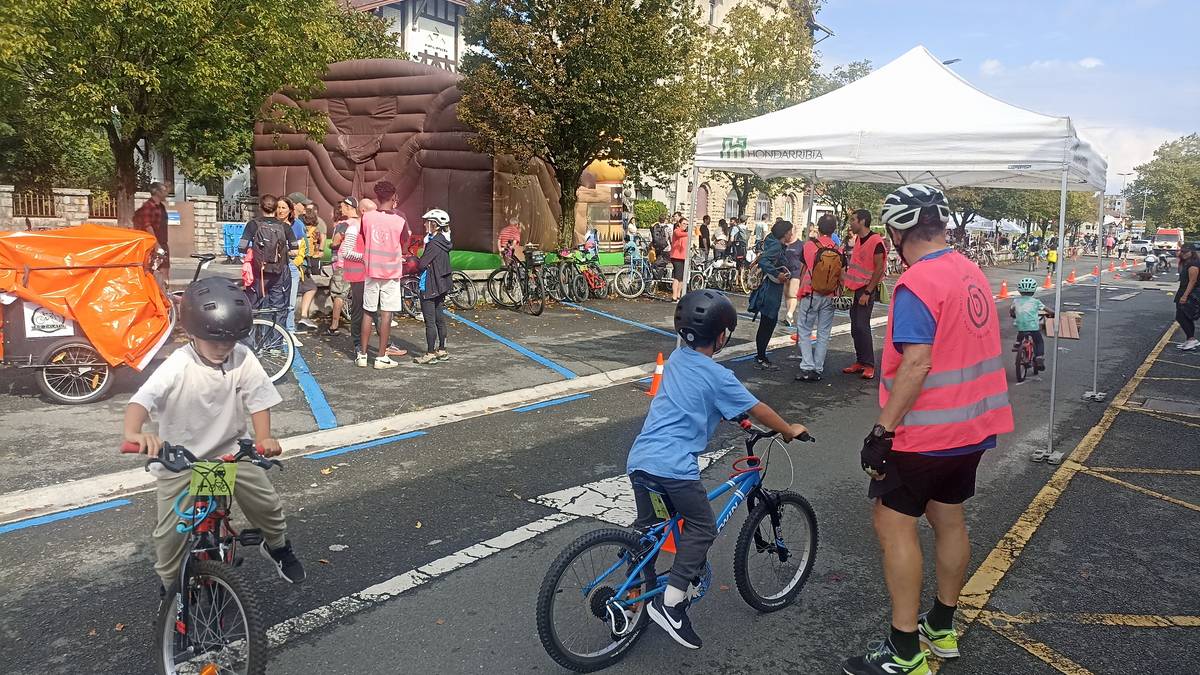 Bizikletari bide eman nahi diote Hondarribian irailean ospatuko duten Mugikortasunaren Astean