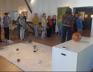 Azken egunak “Lupa” erakusketa bisitatzeko Urruñako posta gelan