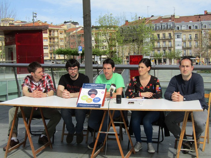 "Hilabeteak dira dinamizatzailea baino ez dutela bidaltzen udaletik, berak bitartekari lanak egin ditzan"