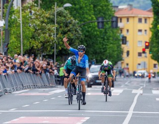 Charlie Meredithek (Eulen NUUK) garaipena errepikatu zuen Irunen eta Marc Torres (Cortizo) izan zen Bidasoa Itzuliaren irabazlea