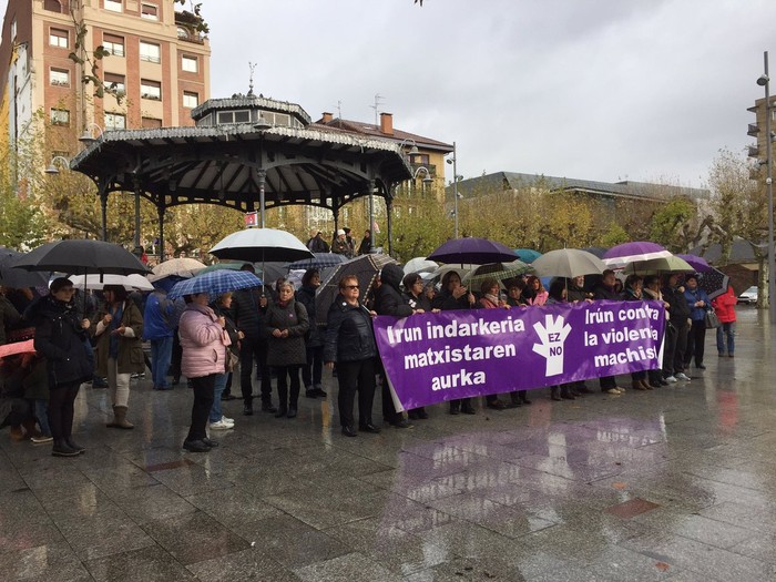 «Bat gutxiago ere ez !» lelopean batu da Bidasoko Mugimendu Feminista, emakumeen indarkeriaren aurkako egunean