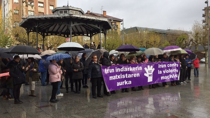 «Bat gutxiago ere ez !» lelopean batu da Bidasoko Mugimendu Feminista, emakumeen indarkeriaren aurkako egunean