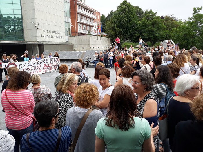 "Manada Gu Gara" lelopean, ehunka lagun bildu dira Irungo epaitegi aurrean justizia sistema patriarkala salatzeko