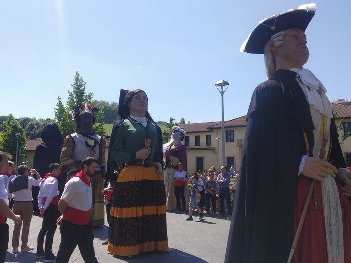 Irungo San Pedro eta San Martzial jaietan kalez-kale ikusi ahal izango ditugun Irungo Atsegiña elkarteko zortzi erraldoiek motorrak berotu dituzte