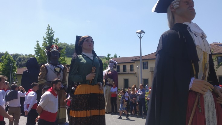 Irungo San Pedro eta San Martzial jaietan kalez-kale ikusi ahal izango ditugun Irungo Atsegiña elkarteko zortzi erraldoiek motorrak berotu dituzte