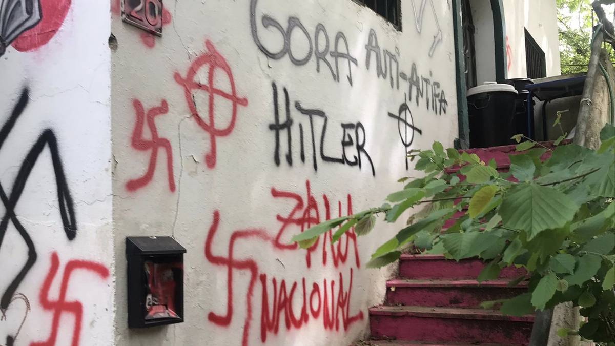 Hitlerri gorazarre eta gaztetxeko kideak mehatxatzen dituzten pintaketak egin dituzte berriz Lakaxitan