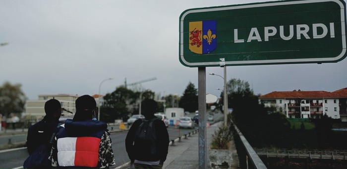«Mugak Apurtu, Zubiak Eraiki!» lelopean salatuko dute kontrol polizialak sei hilabetez luzatzeko erabakia