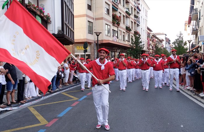 Hondarribiko Alardea publiko eta parekide bilakatzeko araudia aurkeztu du EH Bilduk