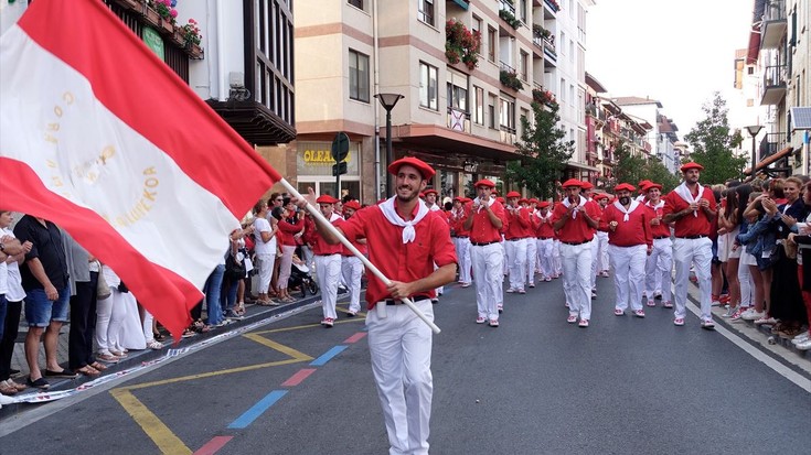 Hondarribiko Alardea publiko eta parekide bilakatzeko araudia aurkeztu du EH Bilduk