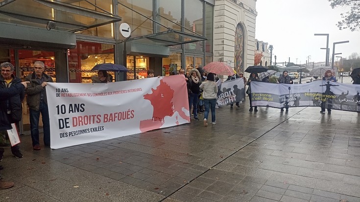 «Hamar urteko erbesteratuen eskubideen urraketa» salatu dute mugako kontrolen urteurrenean