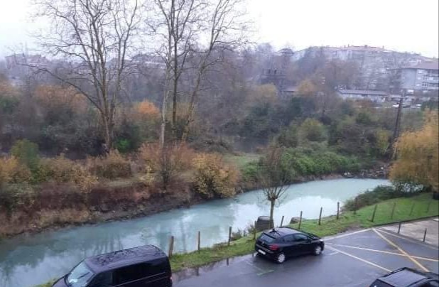 Uholdeen ur emariarekin «dirua aurrezteko» isuri toxikoak Bidasoan askatzeko probestu dutela salatu du Eguzkik 