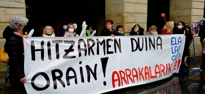 Hitzarmen duina aldarrikatu dute Irungo garbitzaileek udaletxeko atarian