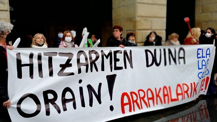 Hitzarmen duina aldarrikatu dute Irungo garbitzaileek udaletxeko atarian