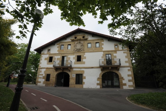 Martindozenea ez da atertpetxe irekia izango