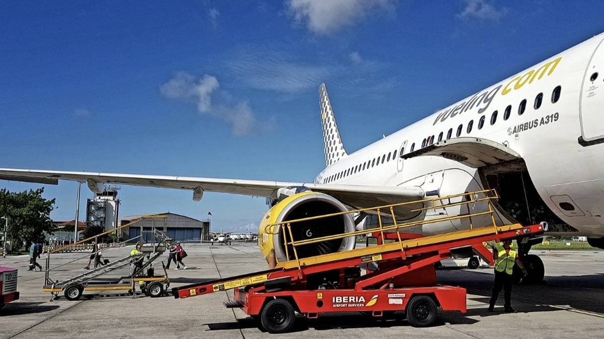 Hegaldi gehiago baina %3 bidaiari gutxiago izan ditu 2025ean Hondarribiko aireportuak